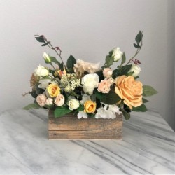 Kunstblumen Arrangement in einem Altholz Gefäss