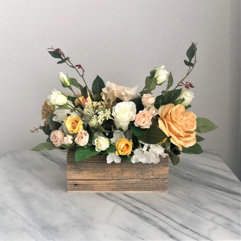 Kunstblumen Arrangement in einem Altholz Gefäss