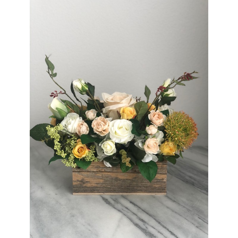 Kunstblumen Arrangement in einem Altholz Gefäss 2