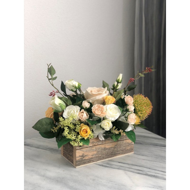 Kunstblumen Arrangement in einem Altholz Gefäss 3