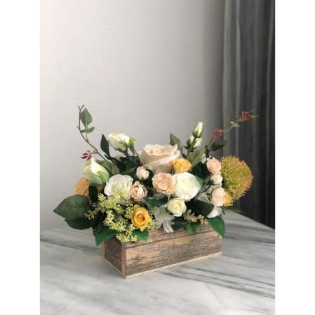 Kunstblumen Arrangement in einem Altholz Gefäss 3