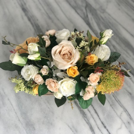 Kunstblumen Arrangement in einem Altholz Gefäss 4