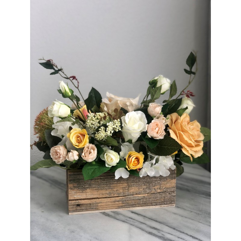 Kunstblumen Arrangement in einem Altholz Gefäss 5