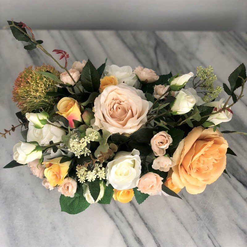 Kunstblumen Arrangement in einem Altholz Gefäss 6