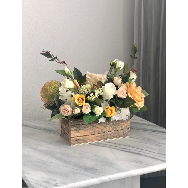 Kunstblumen Arrangement in einem Altholz Gefäss 7