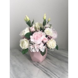 Seidenblumen Arrangement mit puderrosa Peonies in der Vase