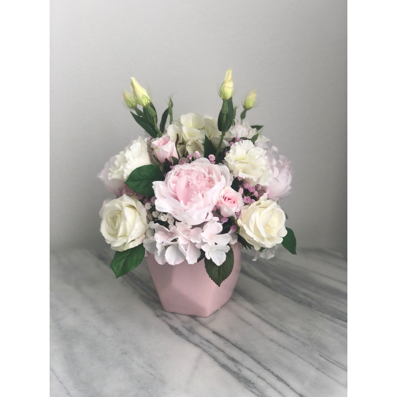 Seidenblumen Arrangement mit puderrosa Peonies in der Vase