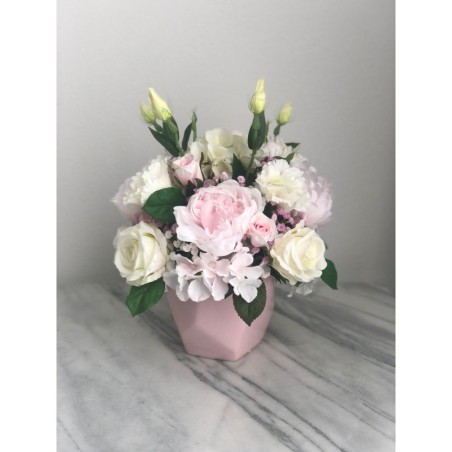 Seidenblumen Arrangement mit puderrosa Peonies in der Vase
