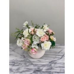 Zartes Blumenarrangement in Creme und Rosé