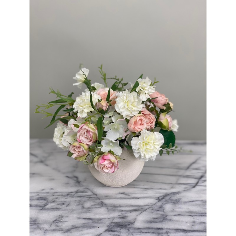 Zartes Blumenarrangement in Creme und Rosé