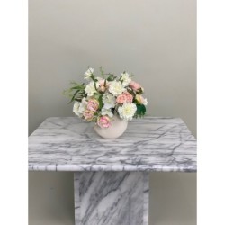 Zartes Blumenarrangement in Creme und Rosé 2