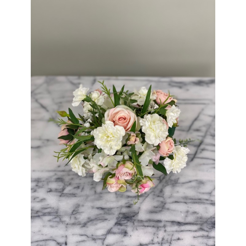 Zartes Blumenarrangement in Creme und Rosé 3