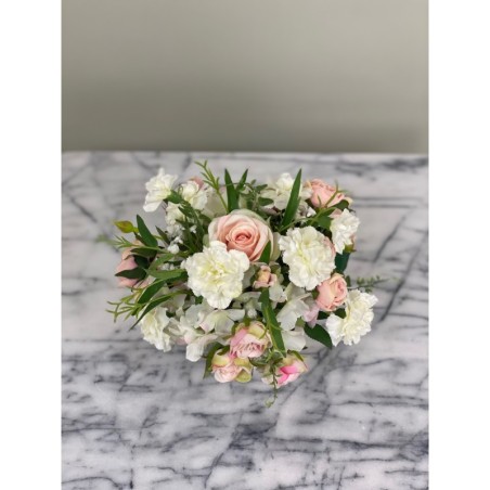 Zartes Blumenarrangement in Creme und Rosé 3