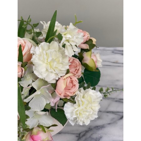 Zartes Blumenarrangement in Creme und Rosé 4