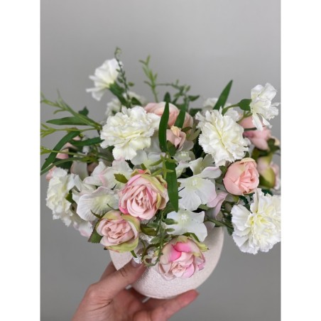 Zartes Blumenarrangement in Creme und Rosé 5