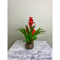 Exotische Kunstbromelie im edlen Dekotopf