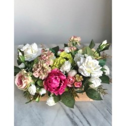 Kunstblumen Arrangement in einem Holzgefäss