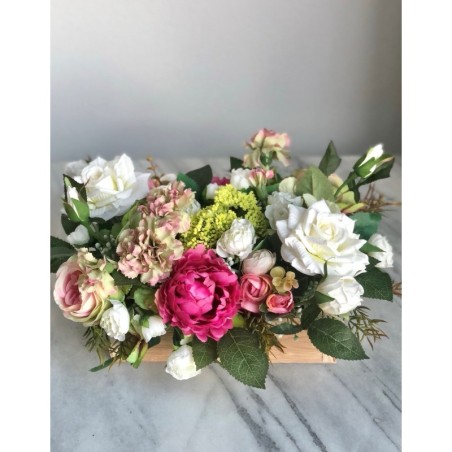 Kunstblumen Arrangement in einem Holzgefäss