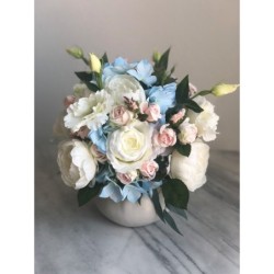 Künstliches Blumenarrangement in einer Vase