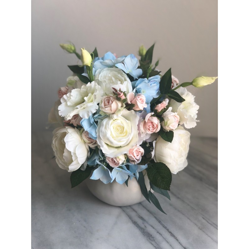 Künstliches Blumenarrangement in einer Vase