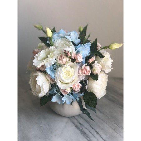 Künstliches Blumenarrangement in einer Vase