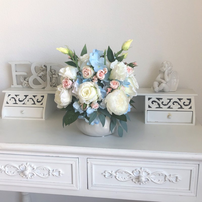 Künstliches Blumenarrangement in einer Vase 2