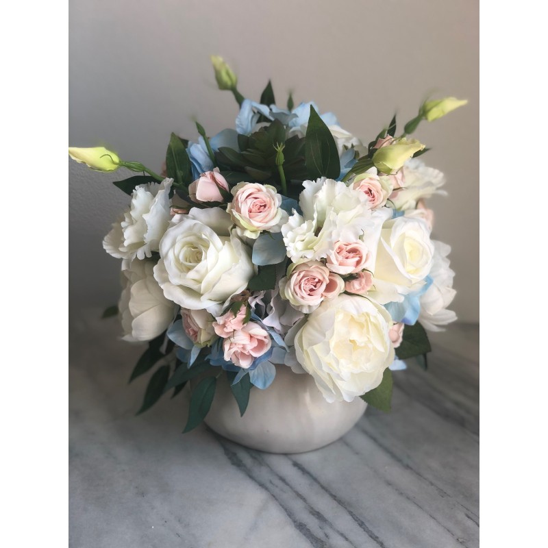 Künstliches Blumenarrangement in einer Vase 3