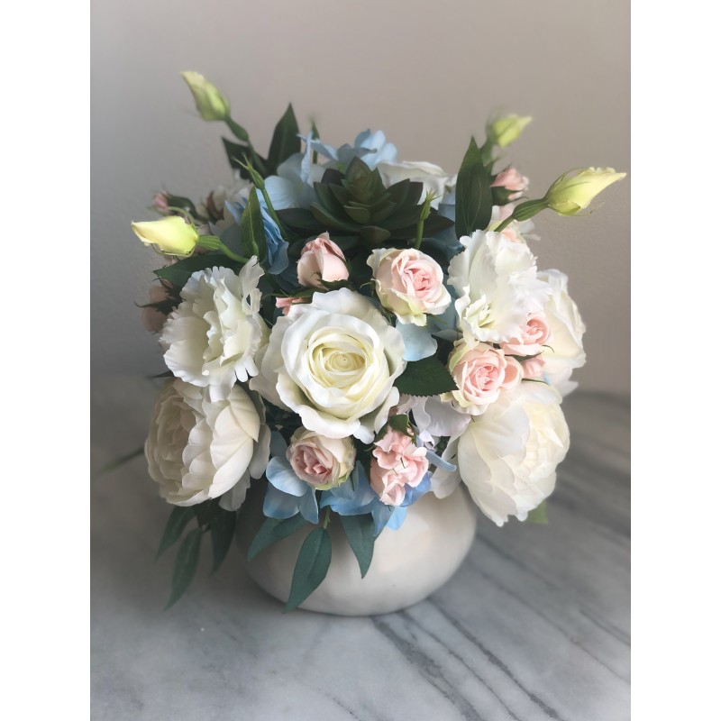 Künstliches Blumenarrangement in einer Vase 4