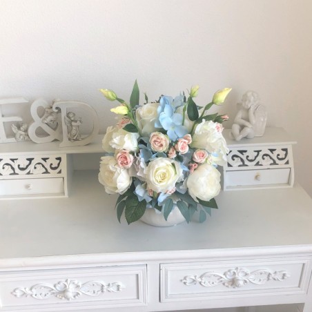 Künstliches Blumenarrangement in einer Vase 5