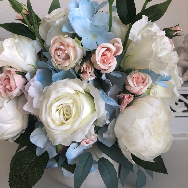 Künstliches Blumenarrangement in einer Vase 6