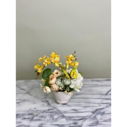 Blütenfreude – Festes Kunstblumen-Arrangement mit Schmetterling