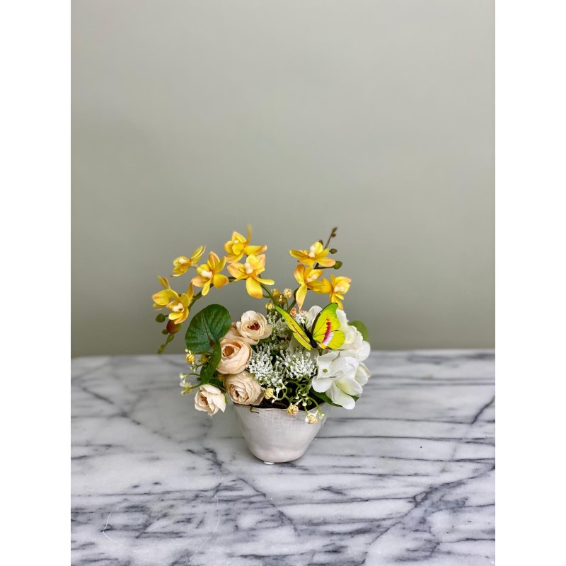 Blütenfreude – Festes Kunstblumen-Arrangement mit Schmetterling