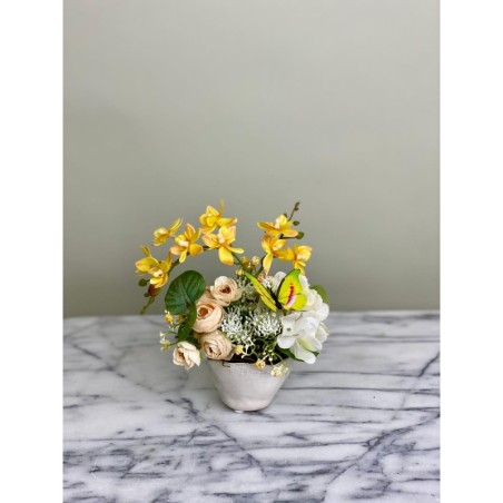 Blütenfreude – Festes Kunstblumen-Arrangement mit Schmetterling