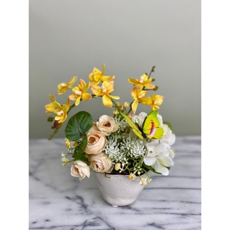 Blütenfreude – Festes Kunstblumen-Arrangement mit Schmetterling 3