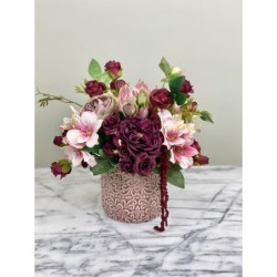 Künstliches Blumenarrangement in einer Vase