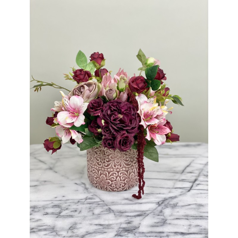 Künstliches Blumenarrangement in einer Vase