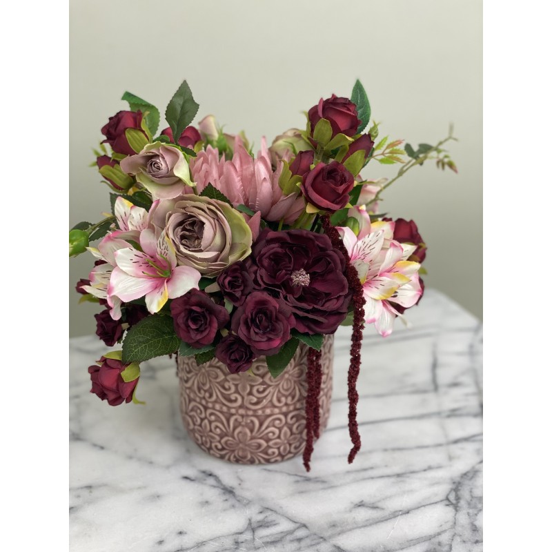 Künstliches Blumenarrangement in einer Vase 5