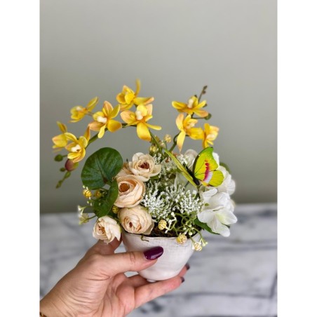 Blütenfreude – Festes Kunstblumen-Arrangement mit Schmetterling 4