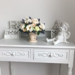 Künstliches Blumenarrangement in einer Vase