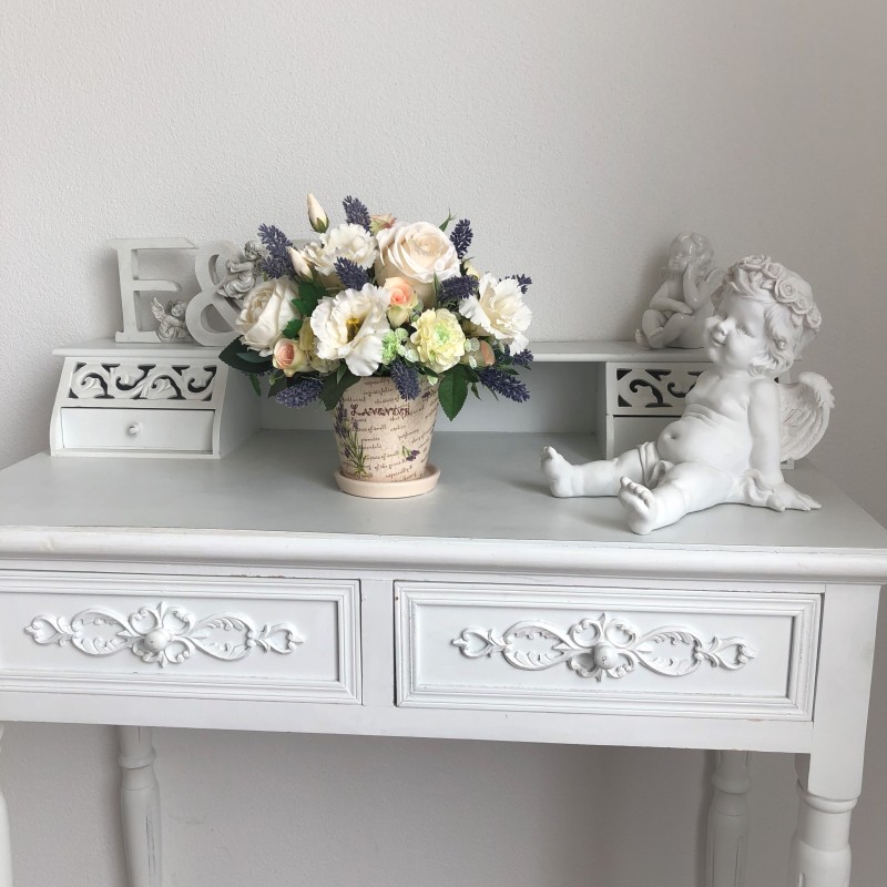 Künstliches Blumenarrangement in einer Vase