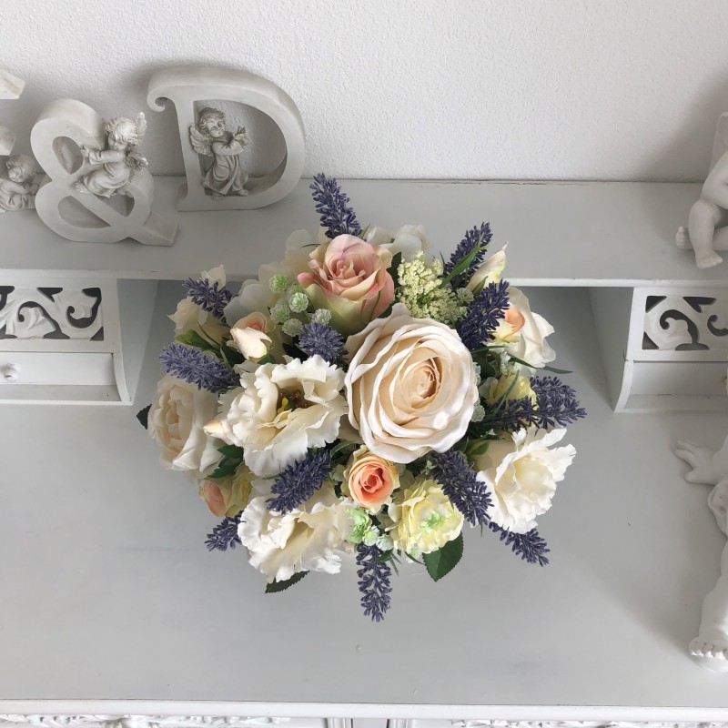 Künstliches Blumenarrangement in einer Vase 2