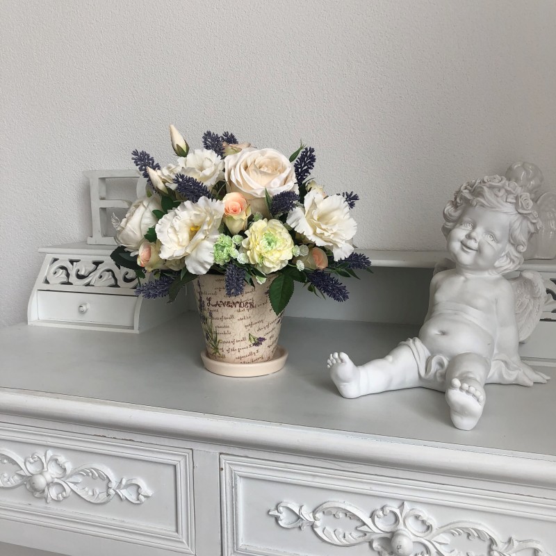 Künstliches Blumenarrangement in einer Vase 3