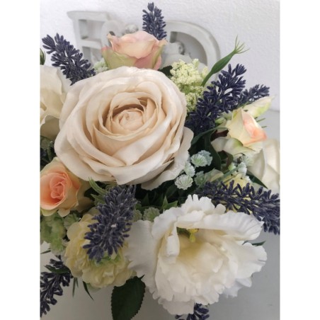 Künstliches Blumenarrangement in einer Vase 5