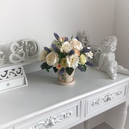 Künstliches Blumenarrangement in einer Vase 6