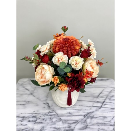 Künstliches Blumenarrangement in einer Vase