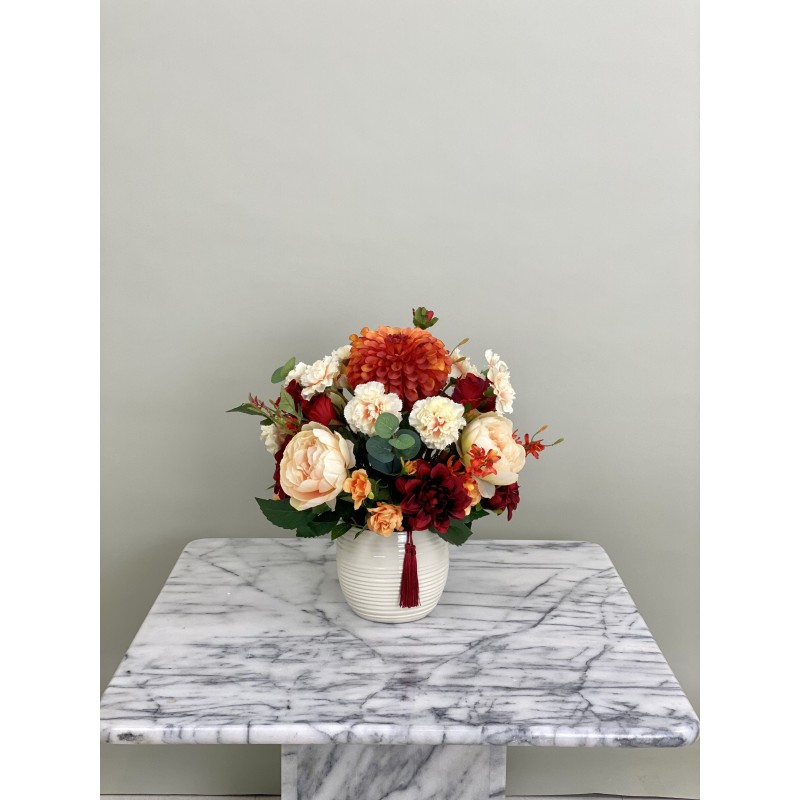 Künstliches Blumenarrangement in einer Vase 2