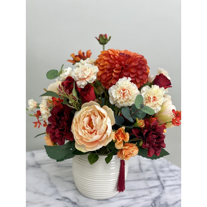 Künstliches Blumenarrangement in einer Vase 4