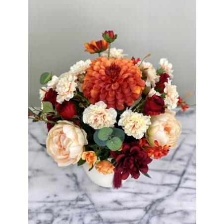 Künstliches Blumenarrangement in einer Vase 5