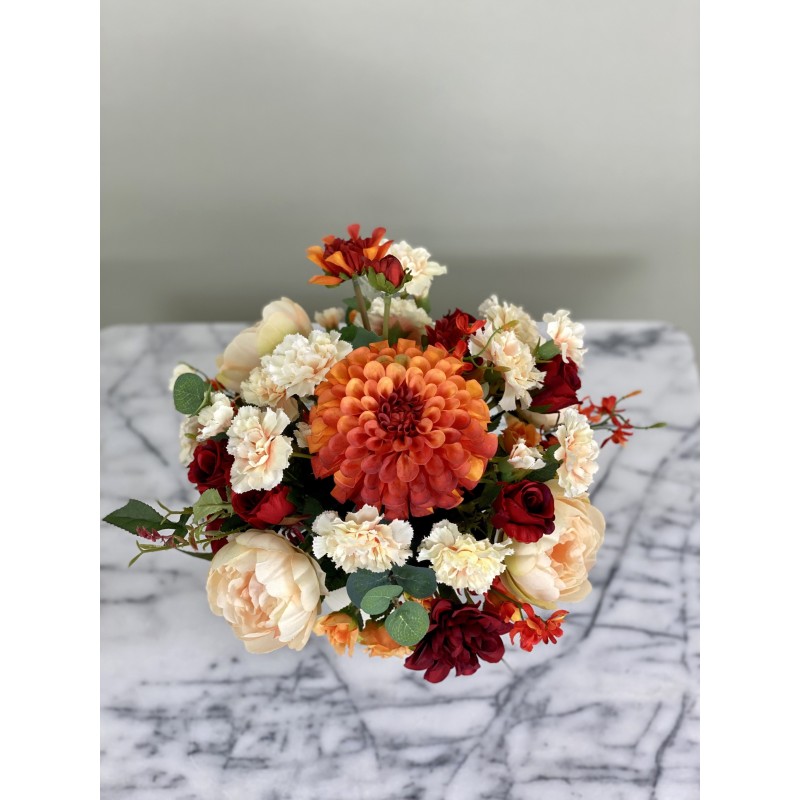 Künstliches Blumenarrangement in einer Vase 6