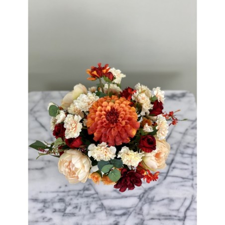 Künstliches Blumenarrangement in einer Vase 6